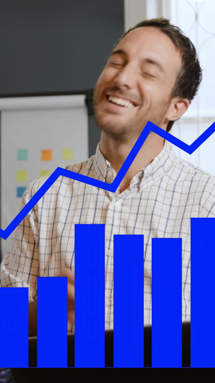 Vídeo vertical: Homem digitando no laptop, com um gráfico azul subindo na tela, sorrindo, para negócios.
