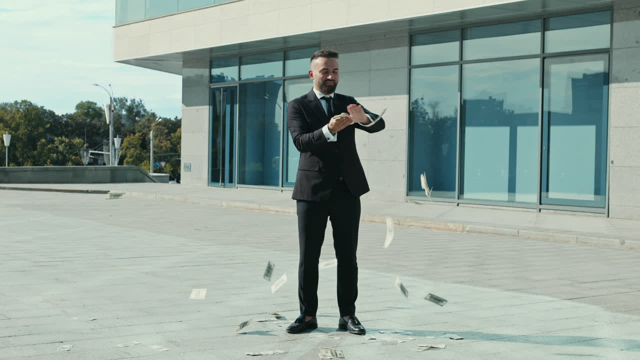 un hombre de negocios arrojando dinero a la calle.