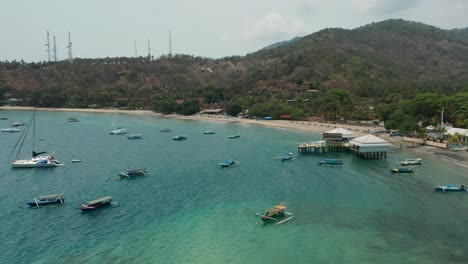 Antenne-Des-Senggigi-Fährterminals-Mit-Booten,-Die-Friedlich-Im-Wasser-Schwimmen