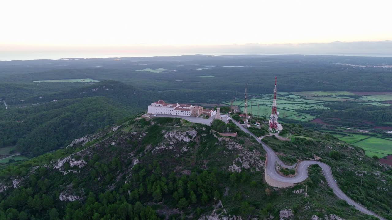 imágenes aéreas sobrevolando la torre de telecomunicaciones en monte toro, el pico montañoso más grande de menorca con camino al mirador