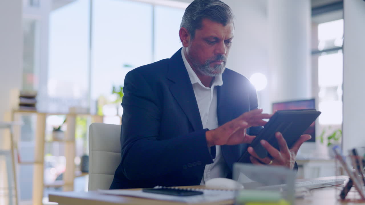 tablet digitale, affari e ricerca da senior