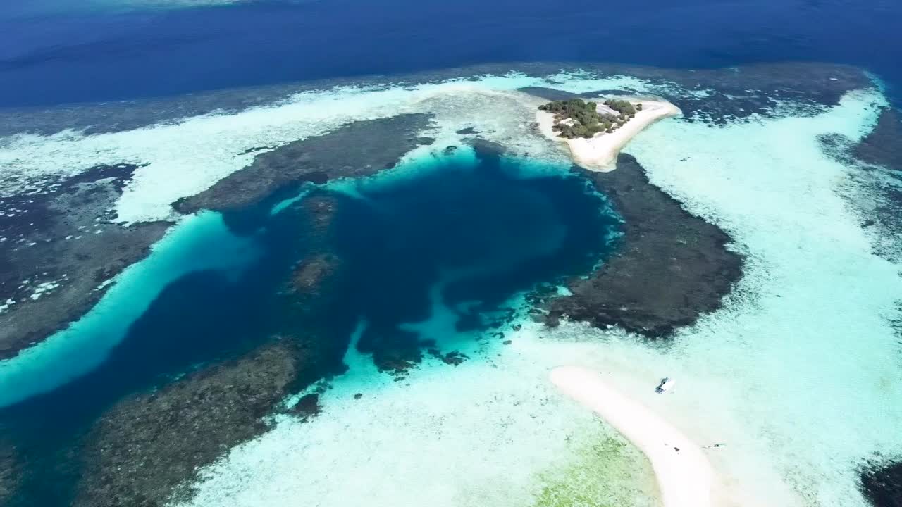 descripción general del arrecife de coral del banco de arena de paluau katangan en el este de la isla de komodo, indonesia, toma de revelación aérea izquierda