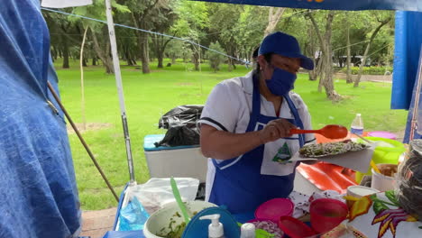 toma en cámara lenta de un cocinero tradicional mexicano en el bosque de chapultepec preparando quesadillas