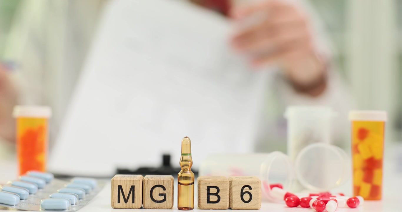 Abreviatura de magnesio y vitamina B6 en el escritorio del médico
