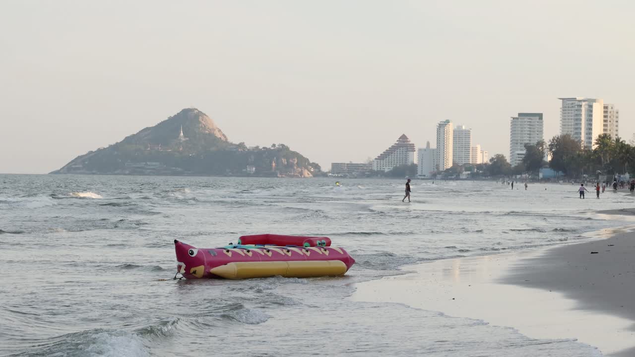활기찬 해변에서 부풀어올리는 보트 타기 모험