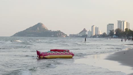 una aventura en un bote inflable en una playa bulliciosa