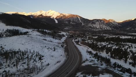 Video-De-Drones-De-4k-De-Autos-Conduciendo-En-Carretera-En-Montañas-Rocosas-En-Invierno-En-Colorado