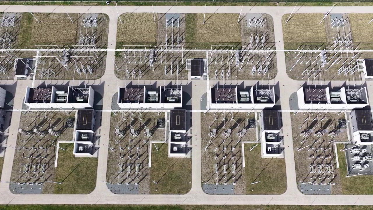 Hochspannungs-Umspannwerk, das Strom von einer Erzeugungsquelle zum Verbraucher verteilt, mit Transformatoren und Schaltanlagen, die eine komplexe industrielle Netzinfrastruktur bilden