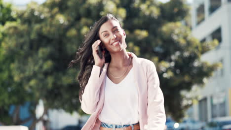 Mujer,-Llamada-Telefónica-Y-Caminando-Por-La-Ciudad.