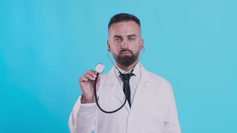 médico con estetoscopio