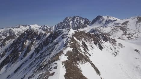 volando sobre la cordillera cubierta de nieve, destino de esquí alpino, antena