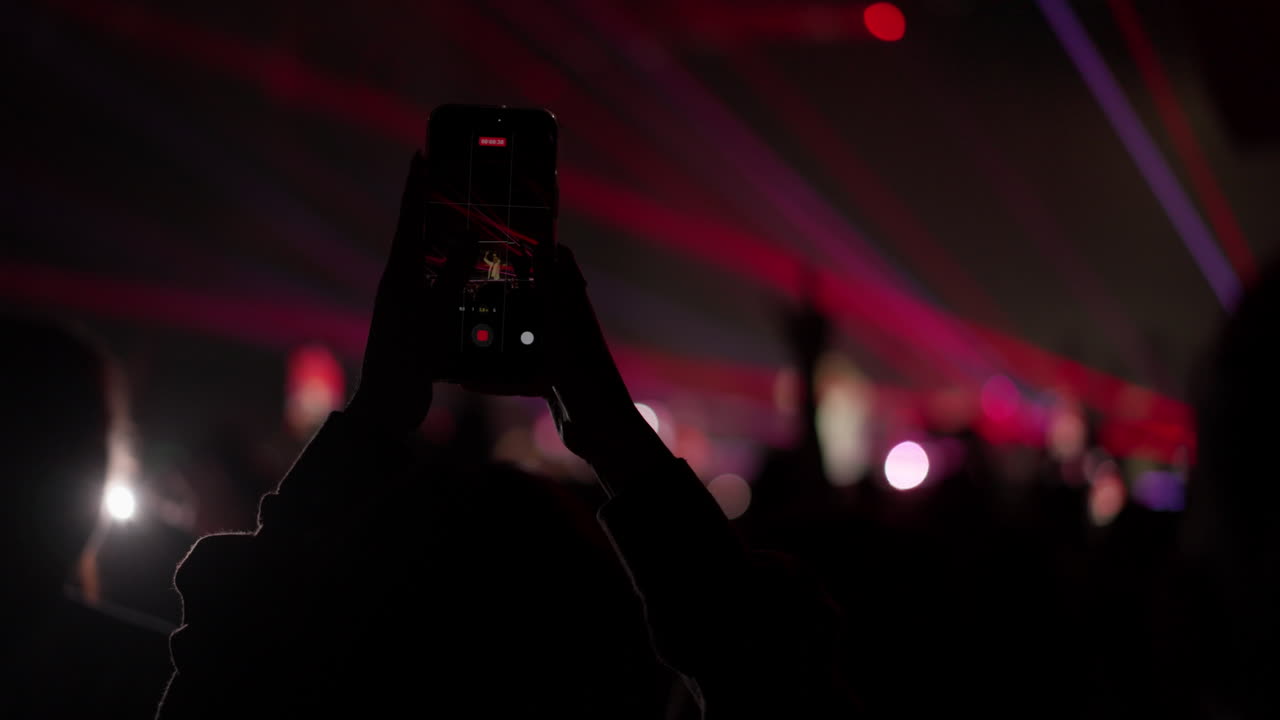 Registrazione di pubblico a un concerto con smartphone