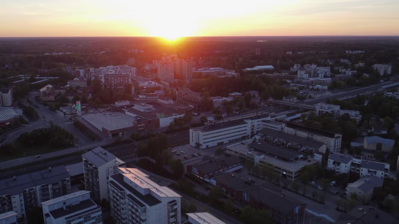 paisaje urbano del horizonte aéreo de kerava, finlandia durante el amanecer dorado