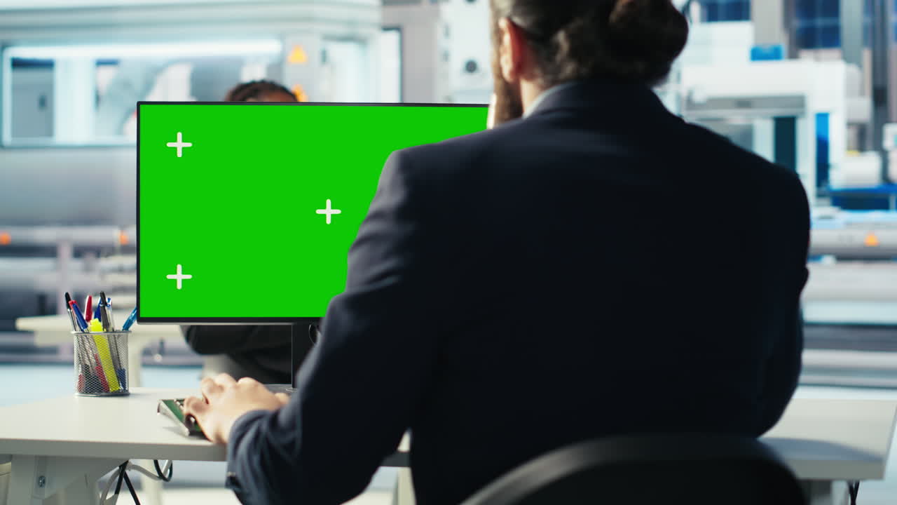 experto sentado en el escritorio de la computadora de la llave de croma inspeccionando la maquinaria de la planta solar