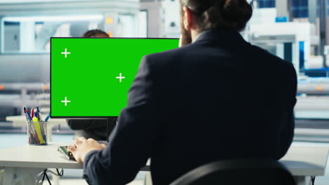 experto sentado en el escritorio de la computadora de la llave de croma inspeccionando la maquinaria de la planta solar