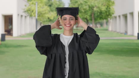 Feliz-Universitaria-India-Preparándose-Para-La-Ceremonia-De-Graduación