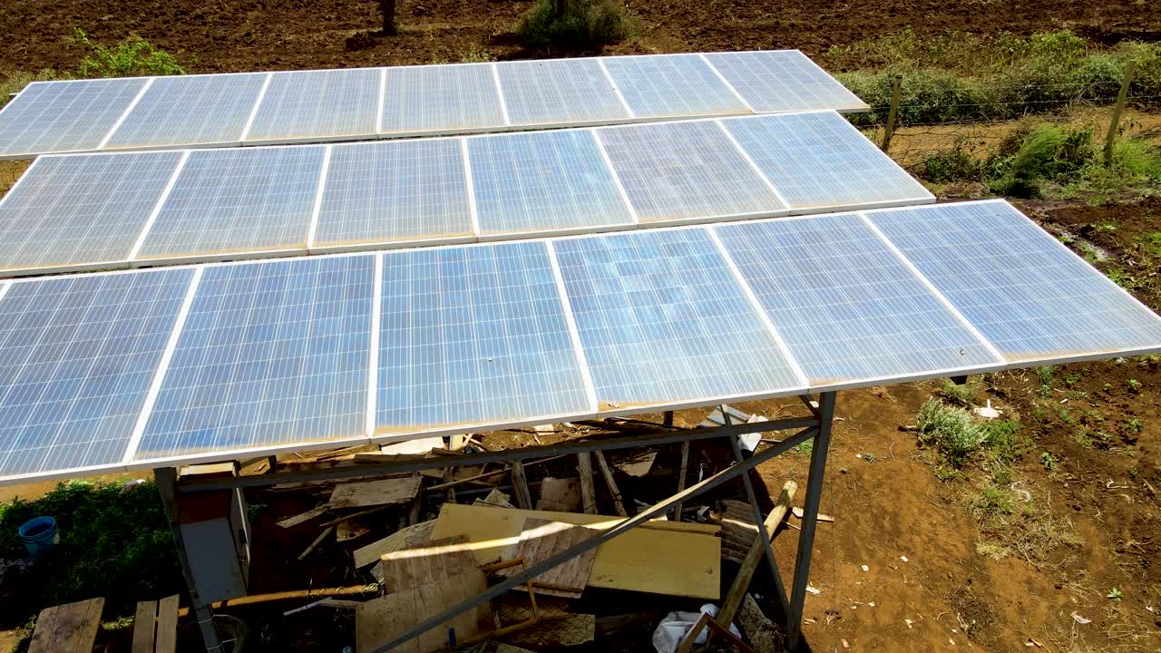 vista aérea de drones en grandes paneles solares en una granja solar al atardecer brillante