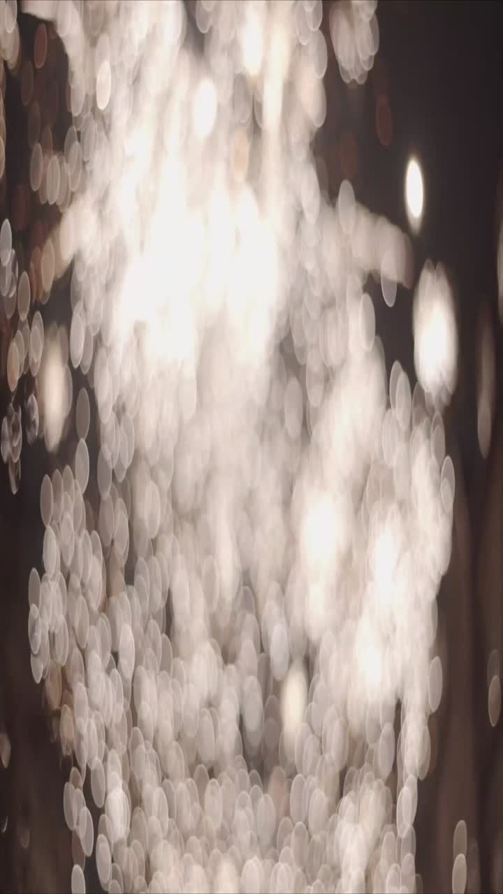 Lumières Bokeh Abstraites Éclatantes et S'estompant sur Fond Sombre