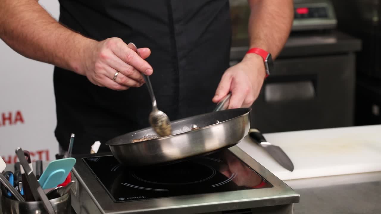 요리사 가 부 에서 음식 을 준비 하고 있다