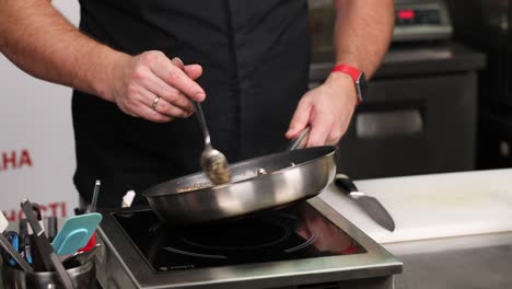 chef preparando comida en una cocina