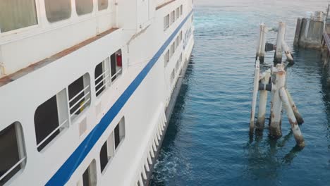 Mirando-Hacia-Abajo-A-Un-Ferry-En-El-Puerto