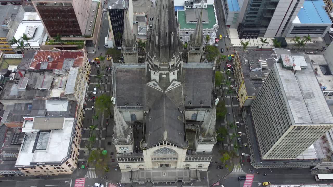inclinando hacia abajo con el dron desde lo alto de una catedral en manizales, colombia a una plaza