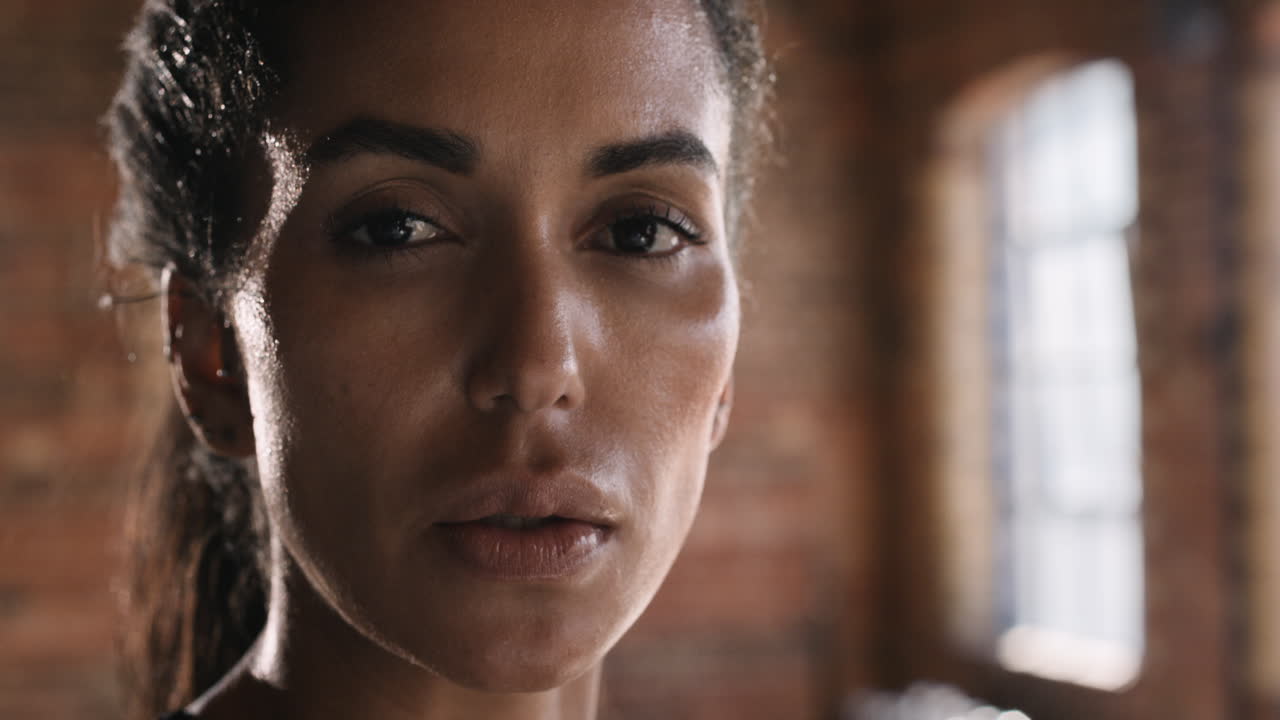 mujer centrada en el ejercicio