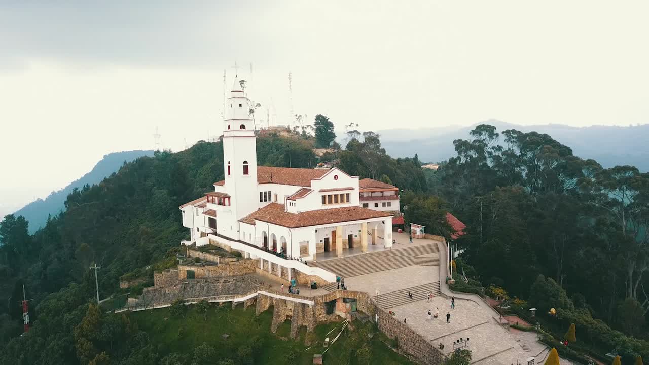 ¿vista aérea de la famosa montaña de monserrate, bogot?