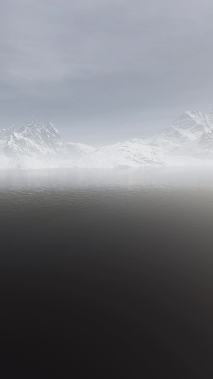 туманные горы отражаются в тихом озере