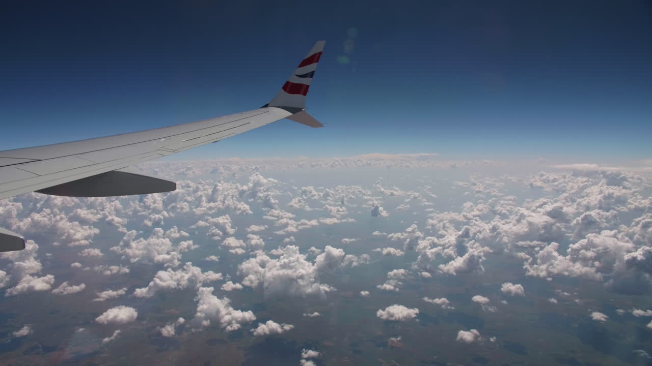 con nubes sobre el océano desde la ventana del avión