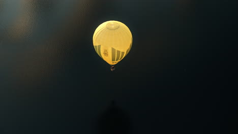 Gelber-Heißluftballon,-Der-Tief-über-Dem-Wasser-Fliegt