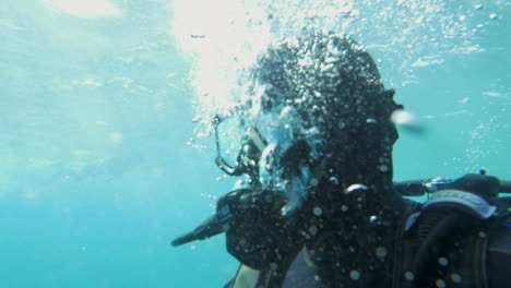 buzo respirando bajo el agua