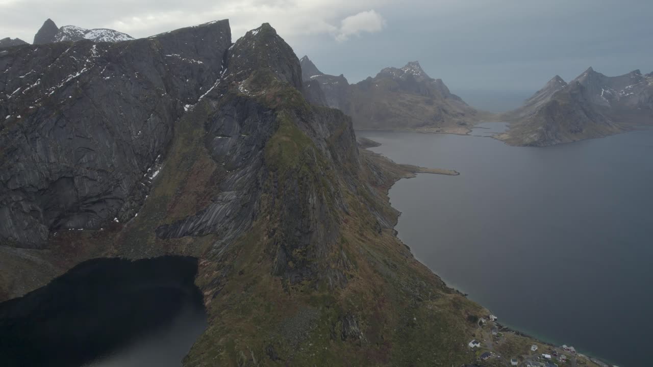 vista aérea de la parte trasera de la montaña reine, en lofoten nublado, noruega - pan, tiro de drone