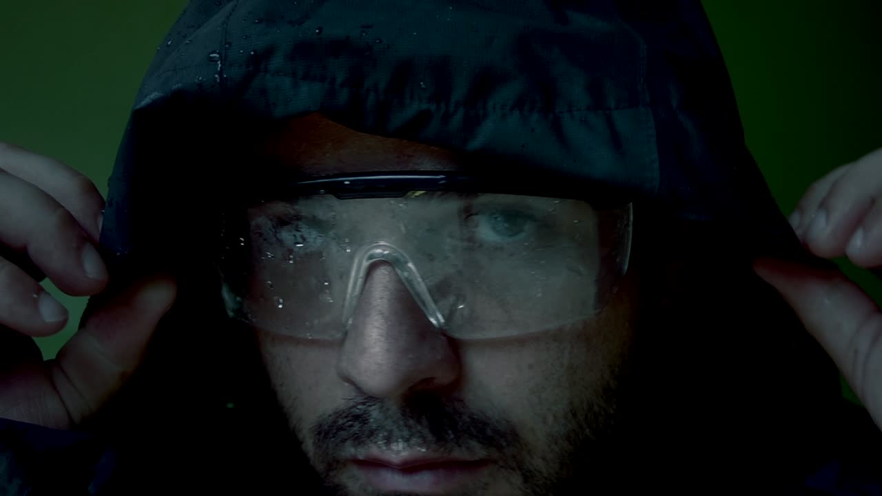 escena oscura de un hombre preparándose para el trabajo sucio