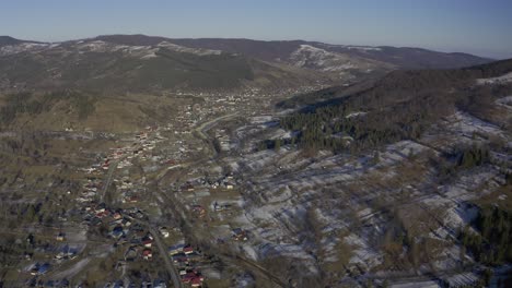 Vista-De-Drones-De-Padure---Comunidad-En-El-Valle-Debajo-De-Las-Montañas