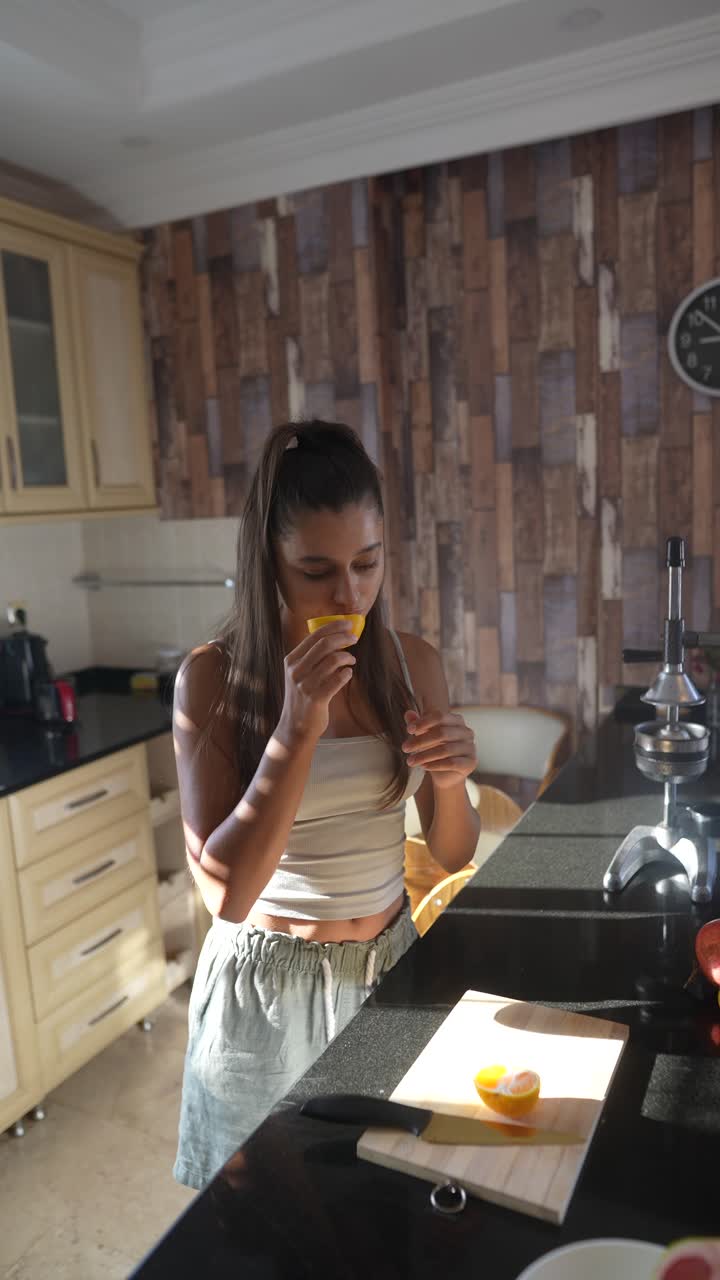 adolescente preparando jugo de frutas en la cocina