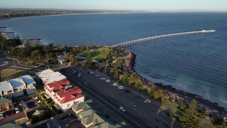 Strandpromenade-Von-Esperance-Mit-Tankeranlegestelle-Bei-Sonnenuntergang,-Westaustralien