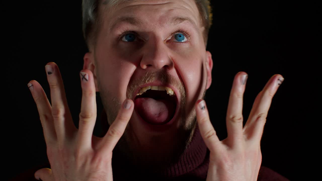 hombre de ojos azules celebrando