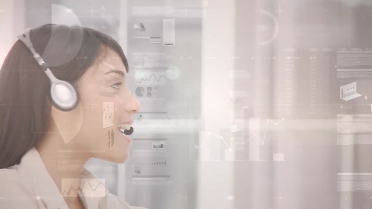 Animazione di elaborazione di dati finanziari e statistici su una donna d'affari con cuffie telefoniche