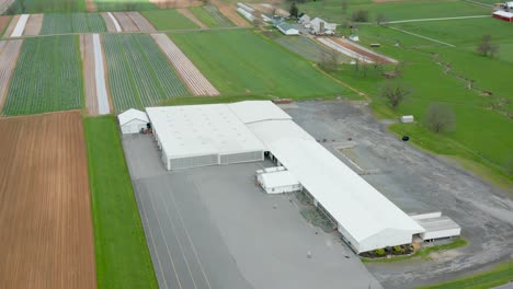 Gran-Edificio-De-Mercado-De-Verduras-Y-Productos-Agrícolas-En-Leola-Pa,-Ee.uu.