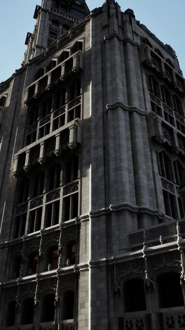 Edificio alto con facciata ornata