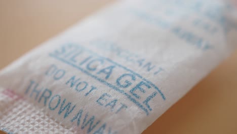 primer plano de un paquete de gel de sílice