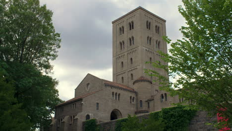 New-York-City&#39;s-Cloister-Museum-An-Einem-Bewölkten-Tag