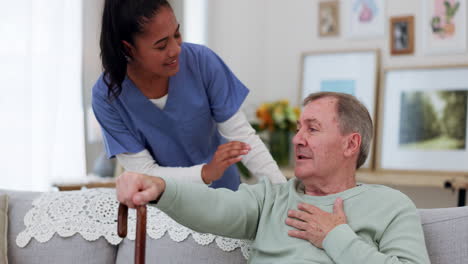 cuidador, anciano o paciente hablando