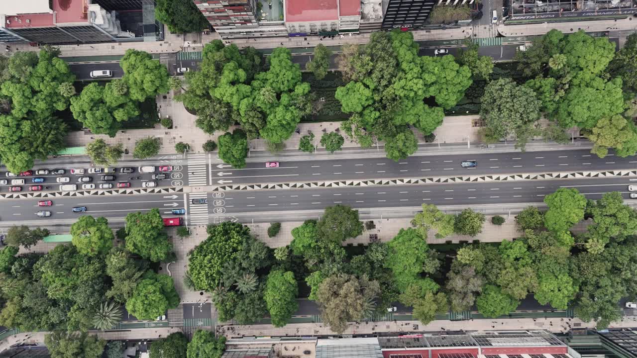 paseo de la reforma의 차선에서 차량 교통이 느린 동작으로, 공중에서 볼 수 있습니다.