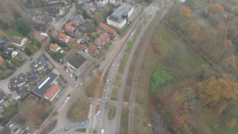 Hohe-Luft-Des-Verkehrs,-Der-über-Stark-Befahrene-Straßen-Fährt