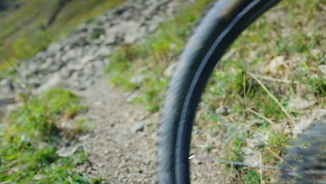 un ciclista guarda su botella de agua a cámara lenta