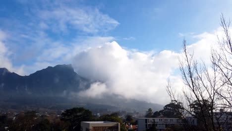 Lapso-De-Tiempo-De-Hermosas-Formaciones-De-Nubes-Rodando-Sobre-Las-Montañas