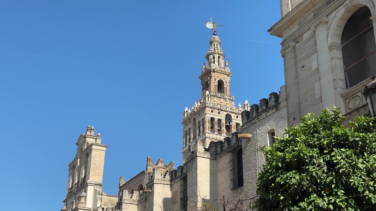 Inquadratura ampia della Cattedrale di Siviglia e della Giralda in Spagna.