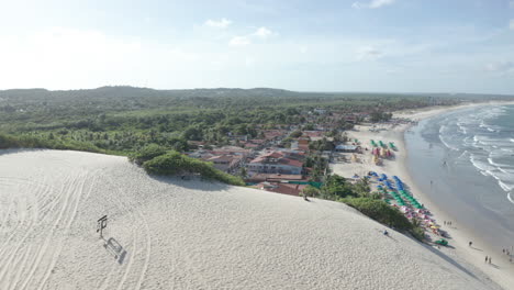 Luftaufnahmen-–-Sonnenschirme-Und-Menschen-Am-Genipabu-Strand,-Brasilien,-Vorderer-LKW-Rechts-Zu-Enthüllen